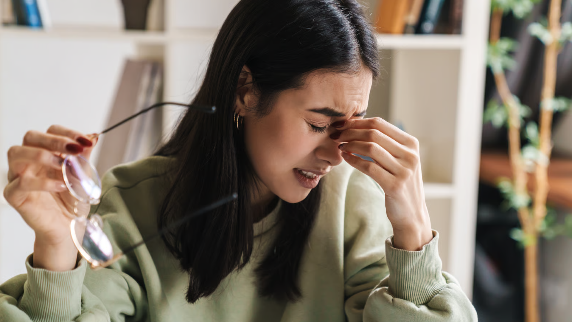 Why do my eyes feel itchy or gritty?